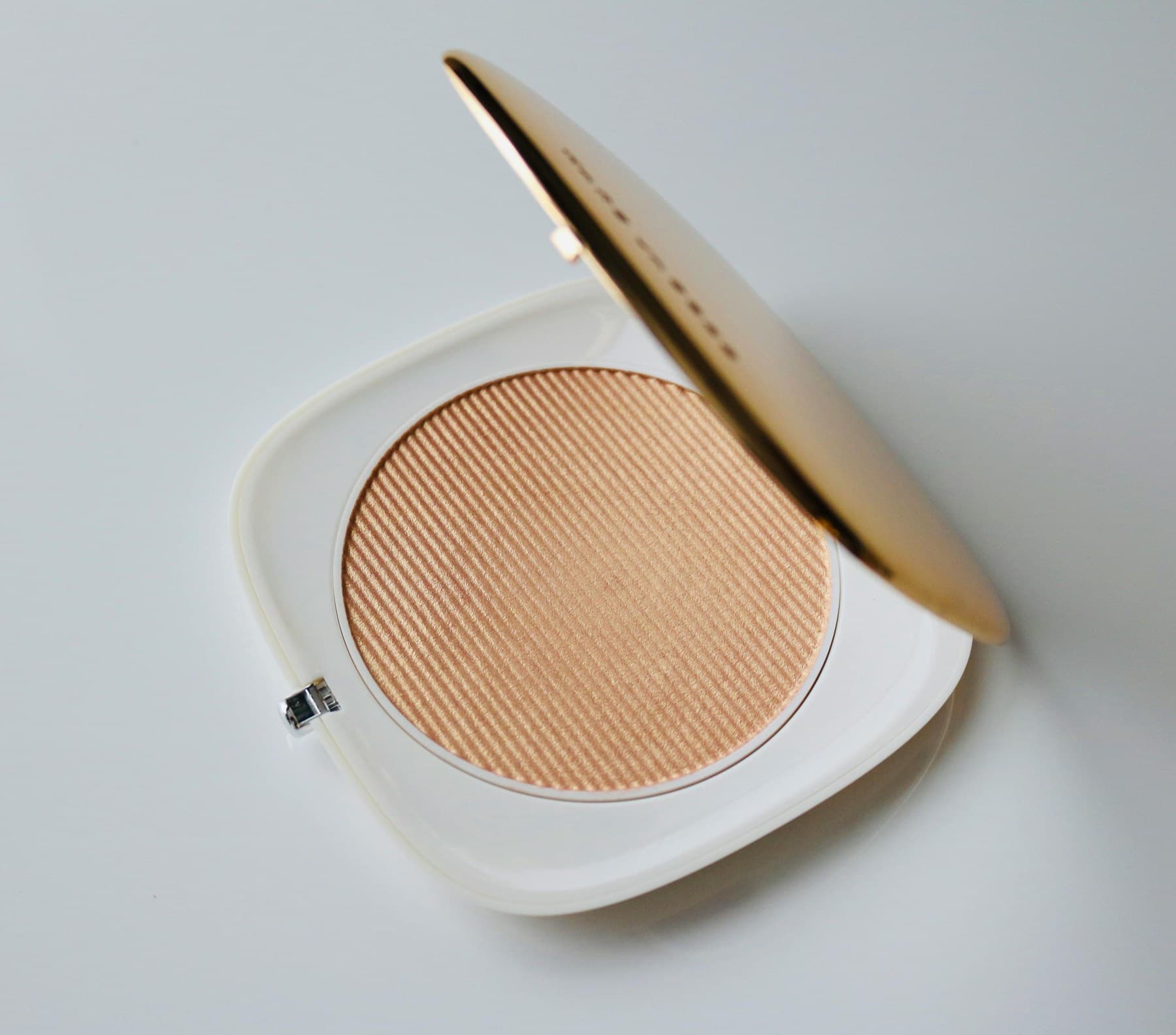 Radiant compact powder in a warm champagne blush tone